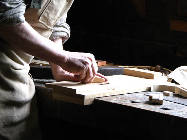 Nacemos de la influencia y formación  heredada en el sector de la <strong>carpintería de madera y ebanistería  en Torremocha.</strong>